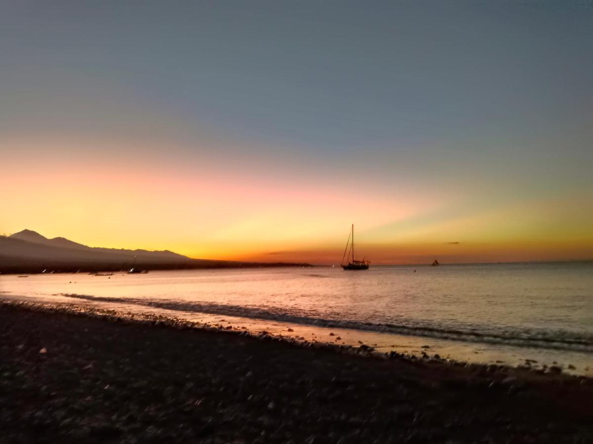 Beach Side Amed Delem Family Ambat Bagian luar foto